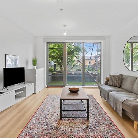 Centrally Located - Modern - 2Bed - 2Bath Apartment Лондон Екстериор снимка