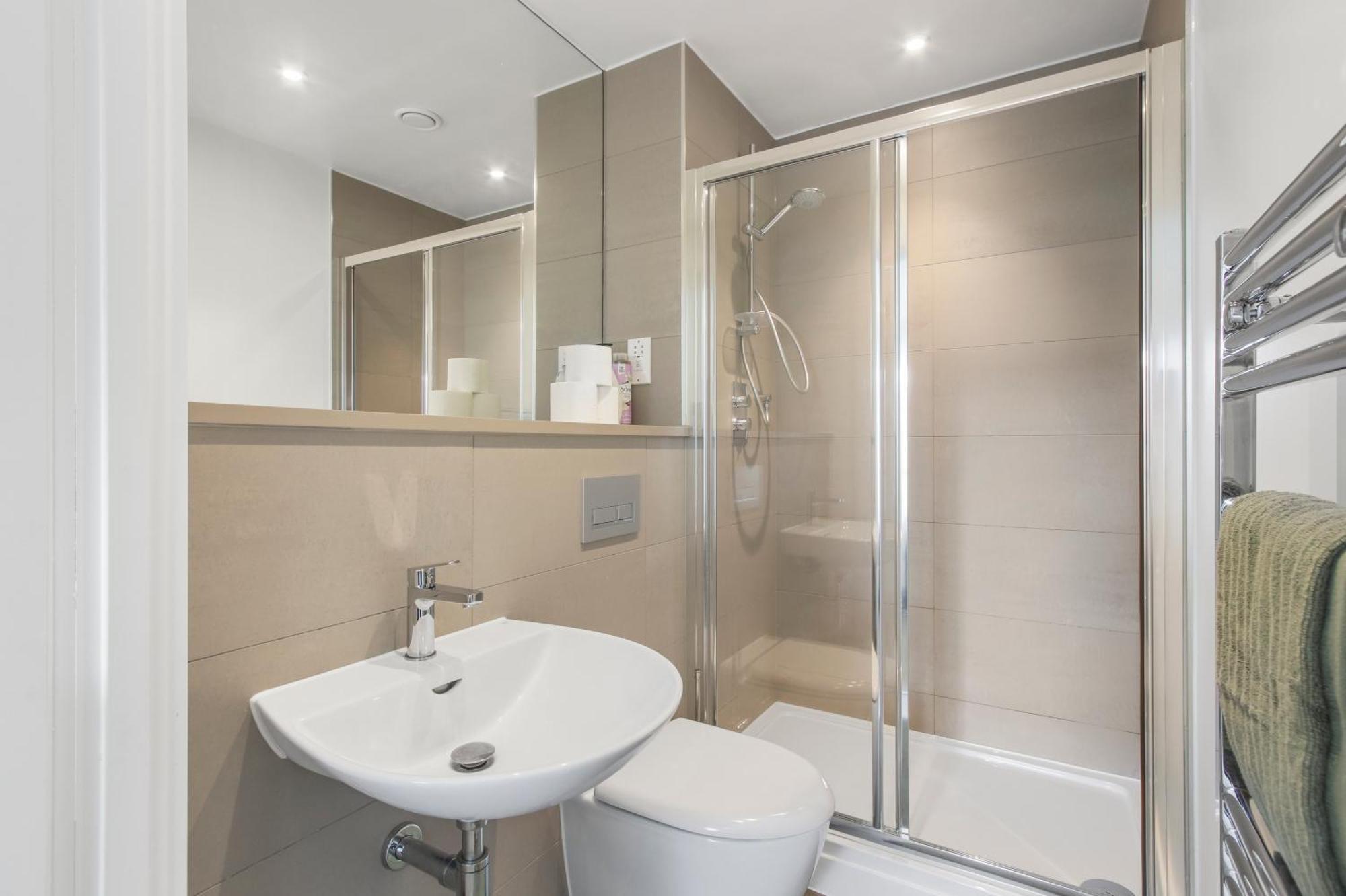 Centrally Located - Modern - 2Bed - 2Bath Apartment Лондон Екстериор снимка