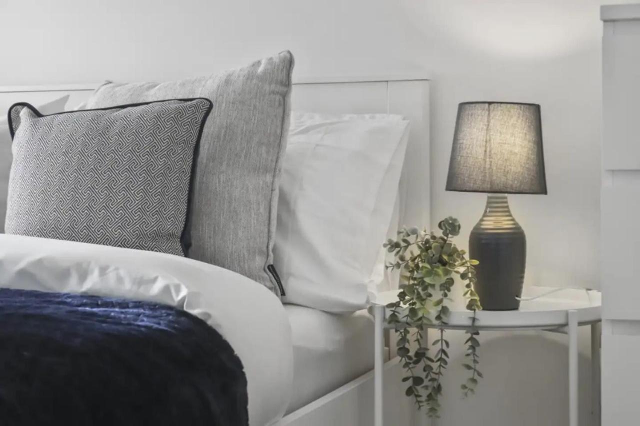 Centrally Located - Modern - 2Bed - 2Bath Apartment Лондон Екстериор снимка