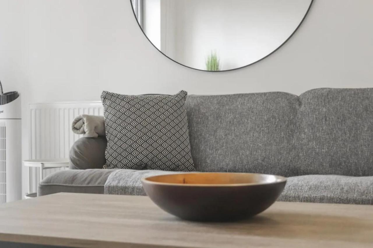 Centrally Located - Modern - 2Bed - 2Bath Apartment Лондон Екстериор снимка