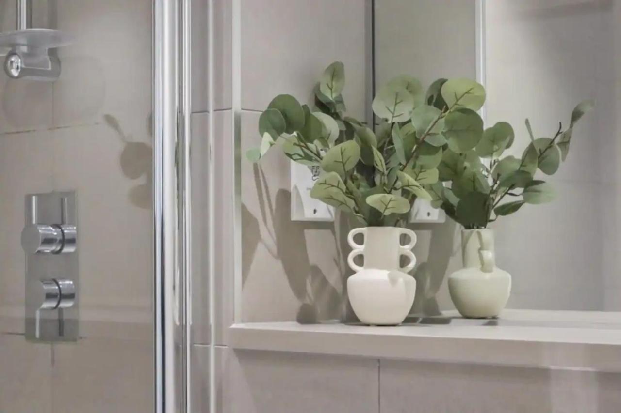 Centrally Located - Modern - 2Bed - 2Bath Apartment Лондон Екстериор снимка