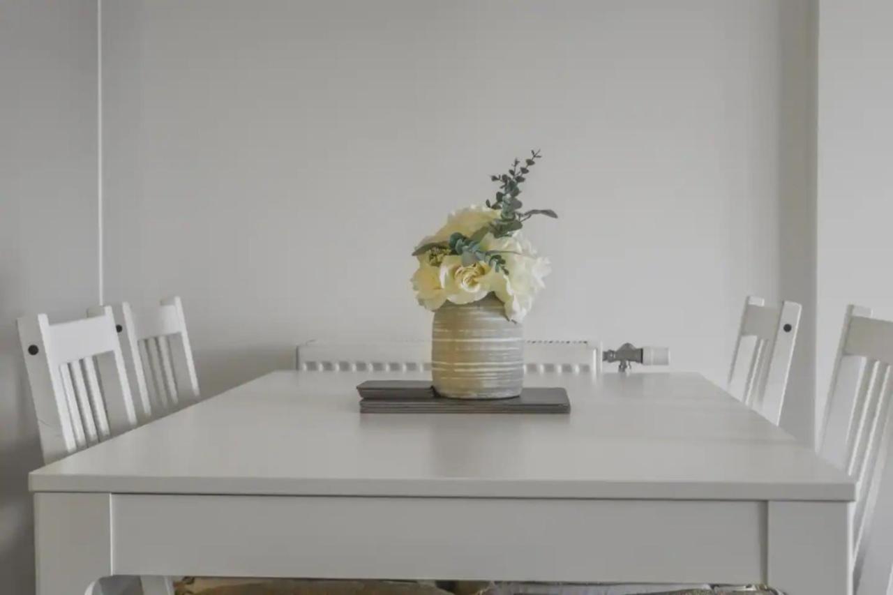 Centrally Located - Modern - 2Bed - 2Bath Apartment Лондон Екстериор снимка