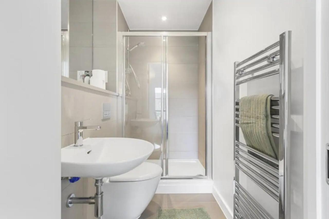 Centrally Located - Modern - 2Bed - 2Bath Apartment Лондон Екстериор снимка